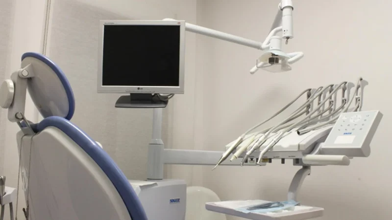 Ile zarabia początkujący lekarz dentysta